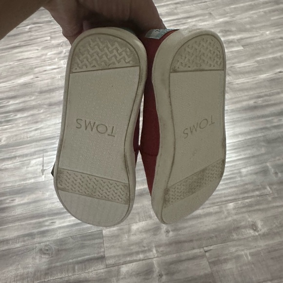 Toms Red Flats Classic Canvas Loafers in kids size 13.5 - Picture 2 of 4